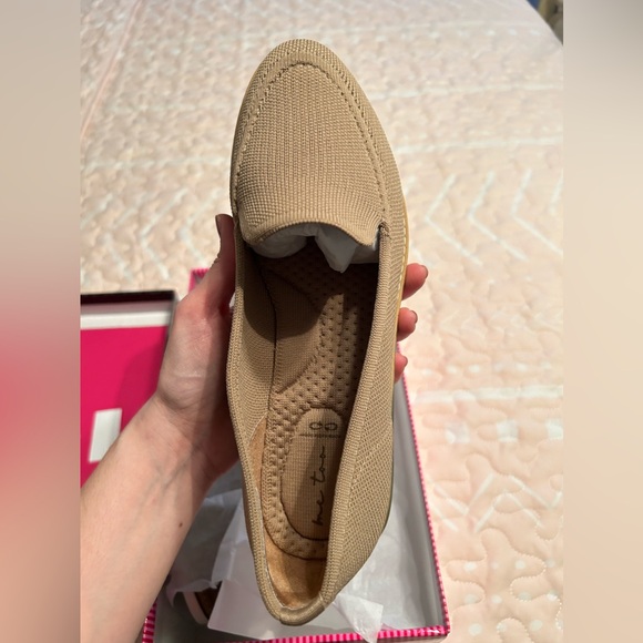 MeToo NWT Size 8 Tan Loafer Slip On Wedge - Picture 4 of 9